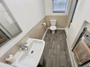 Shower room- click for photo gallery